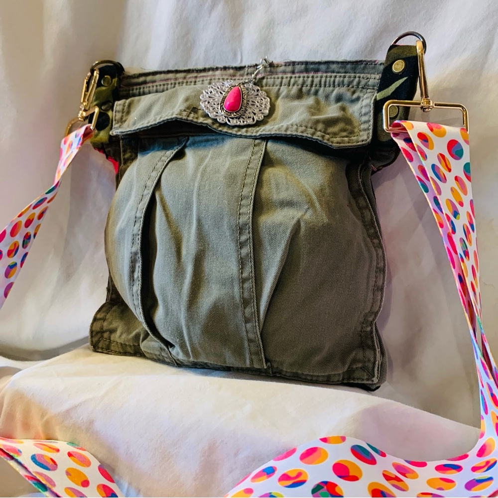 Chic Khaki Crossbody Bag with Vibrant Strap - Picture 2 of 10